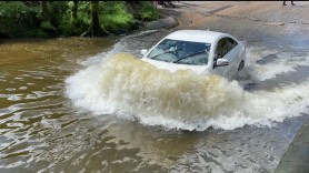 VIDEO // POTOP într-un cartier din Capitală. Străzi INUNDATE, iar mașinile plutesc prin apă